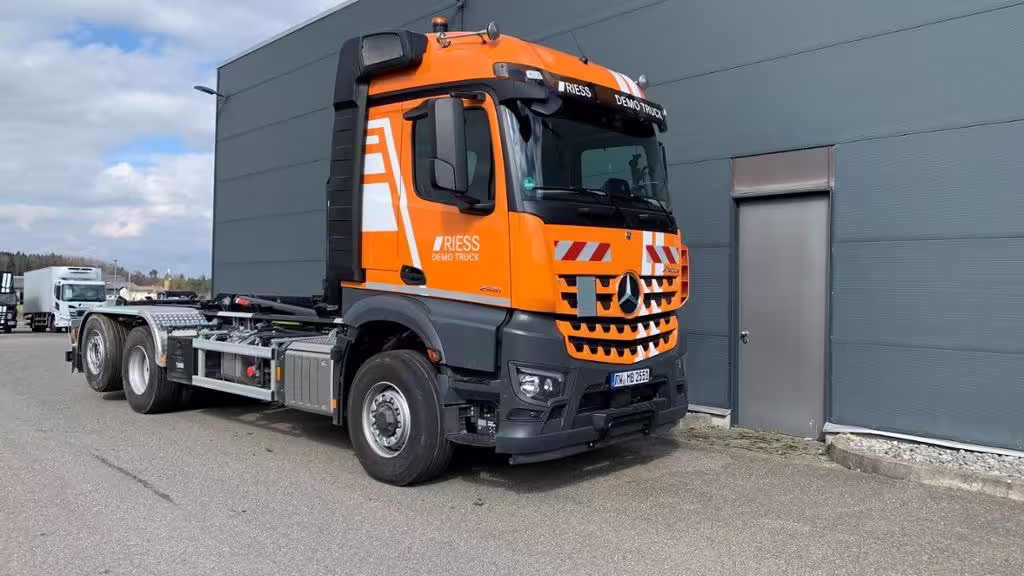 Mercedes-Benz Arocs 2551 L Abrollkipper mit HAD, gelenkter liftbarer NLA und Hiab Abrollkipper Ultima 21 S