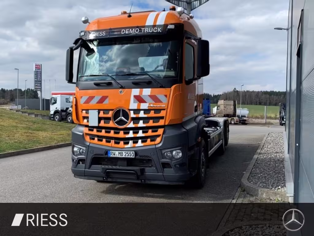 Mercedes-Benz Arocs 2551 L Abrollkipper mit HAD, gelenkter liftbarer NLA und Hiab Abrollkipper Ultima 21 S ANDERE - Bild 2