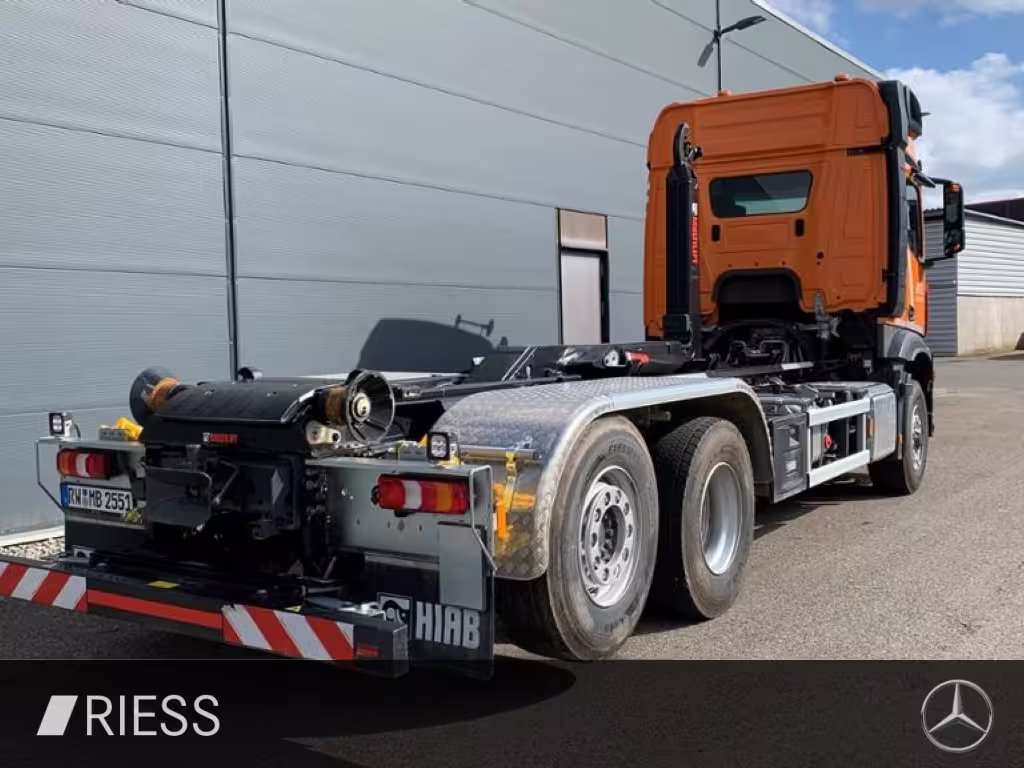 Mercedes-Benz Arocs 2551 L Abrollkipper mit HAD, gelenkter liftbarer NLA und Hiab Abrollkipper Ultima 21 S ANDERE - Bild 3