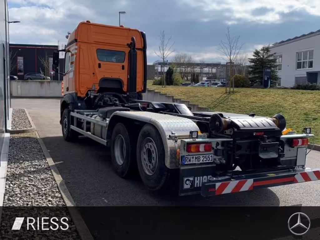 Mercedes-Benz Arocs 2551 L Abrollkipper mit HAD, gelenkter liftbarer NLA und Hiab Abrollkipper Ultima 21 S ANDERE - Bild 4