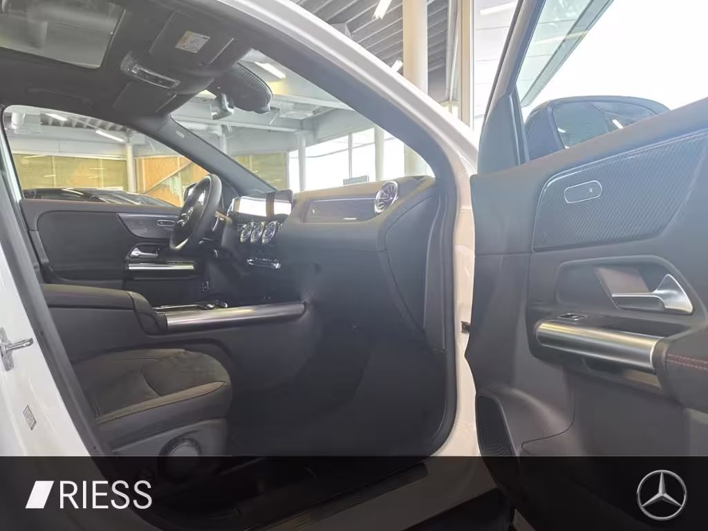 Mercedes-Benz GLA 200 AMG+AHK+PANO+19+MULTIBEAM+360°+SOUNDSYS GLA 200 - Bild 10