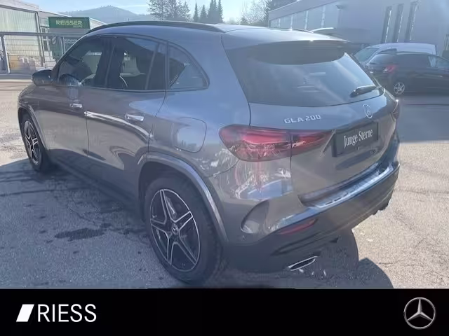 Mercedes-Benz GLA 200 AMG Sport Night Distr Pano AHK 360 19 GLA 200 - Bild 4