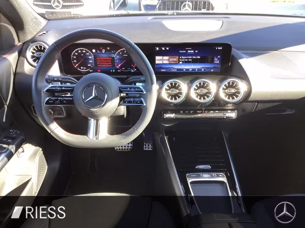 Mercedes-Benz GLA 200 AMG Pano LED Navi Keyless Kamera Spur GLA 200 - Bild 8