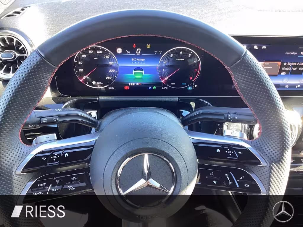 Mercedes-Benz GLA 200 AMG Pano LED Navi Keyless Kamera Spur GLA 200 - Bild 9
