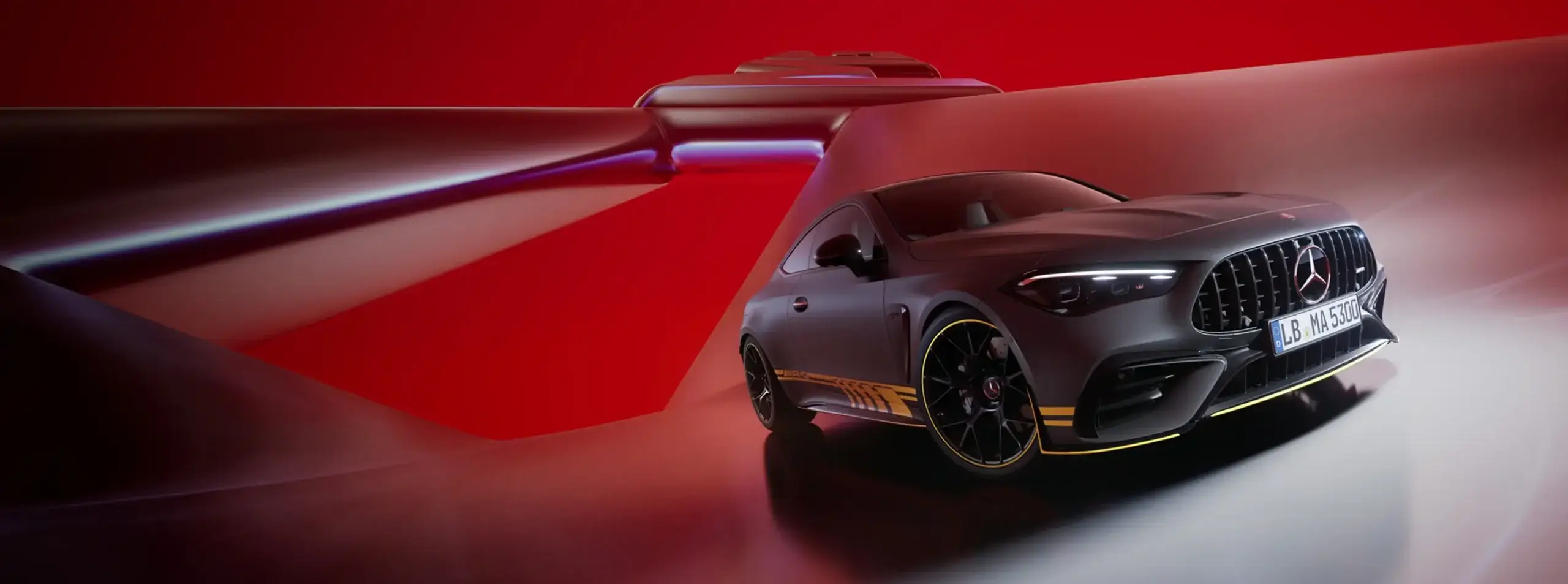 Mercedes-Benz AMG CLE 53 in silber vor rotem Hintergrund