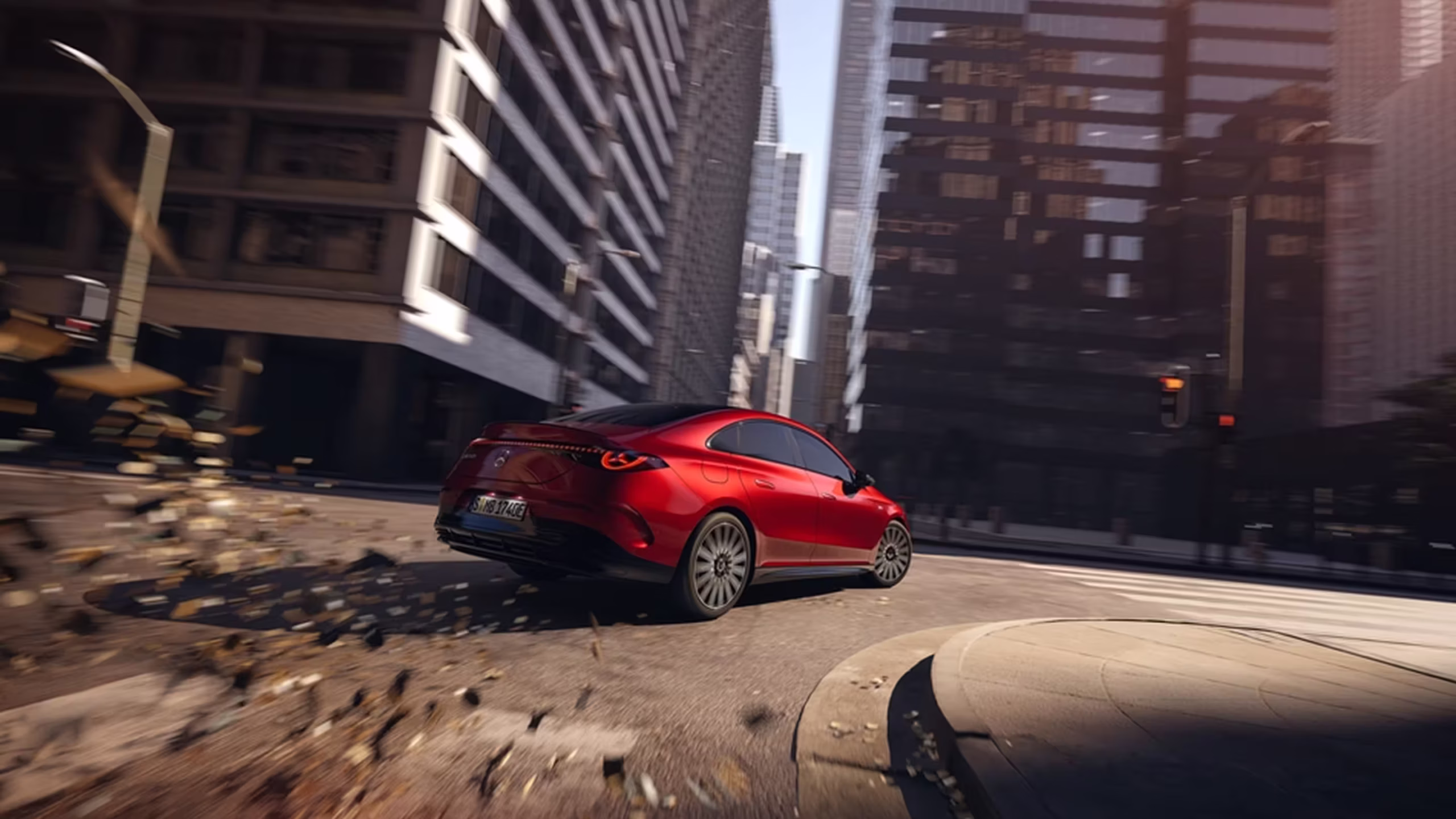 Mercedes-Benz CLA 2025 - rotes Auto fährt durch Stadt mit Hochhäusern