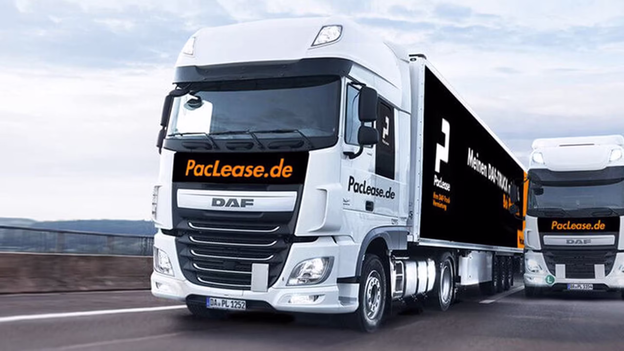DAF PacLease - weißter DAF Lkw fährt auf Straße