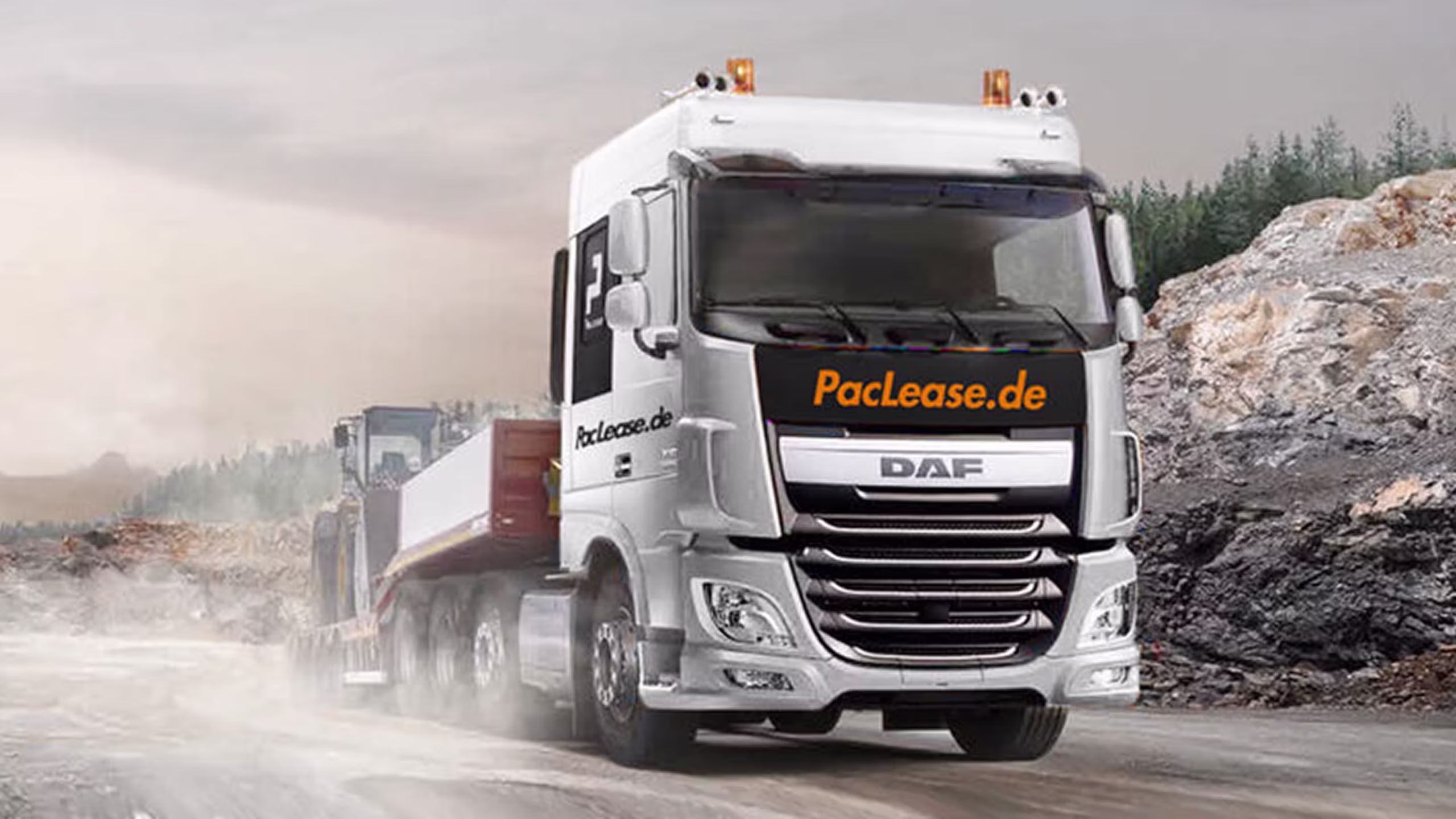 DAF PacLease weißter Lkw fährt durch Staub