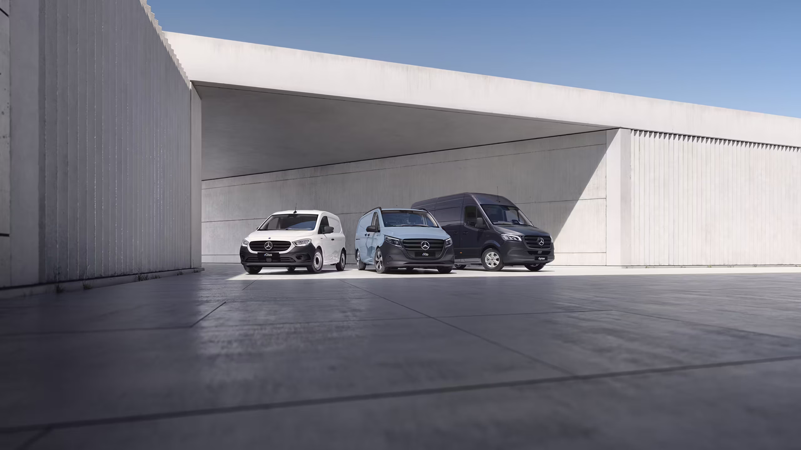 3 Mercedes-Benz Vans, Fuhrpark, stehend vor Betonwand
