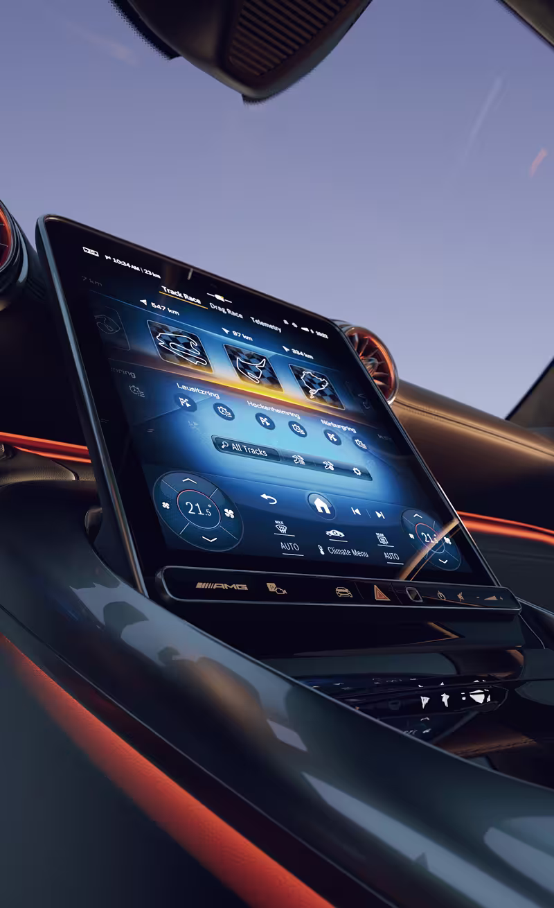 Detailshot Mercedes Benz von Display in der Mittelkonsole