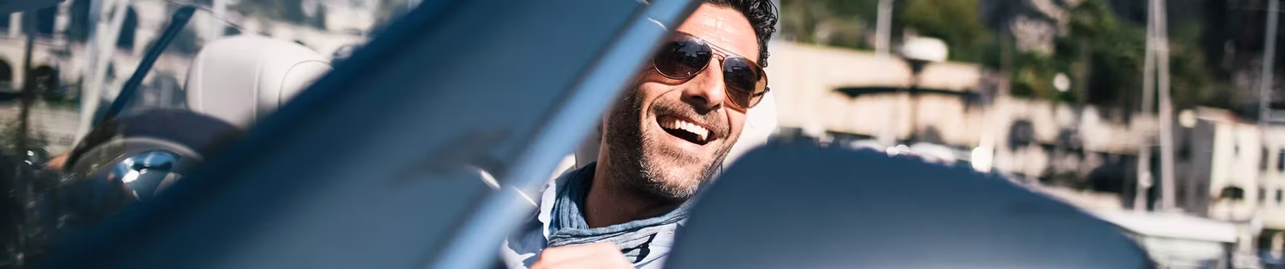 Junge Sterne - Mann mit Sonnenbrille im Cabrio