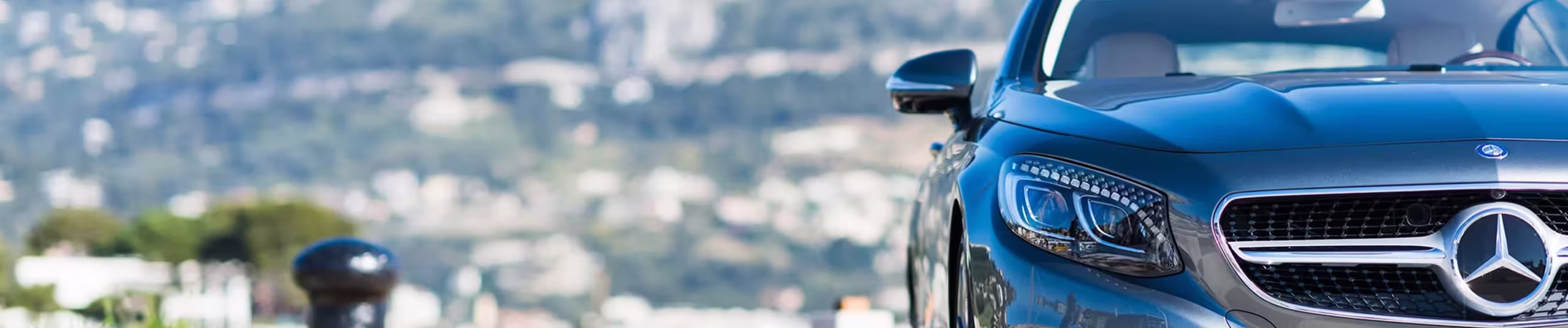 Mercedes-Benz Gewerbekunden - Fahrzeug steht, im Hintergrund Stadt zu sehen