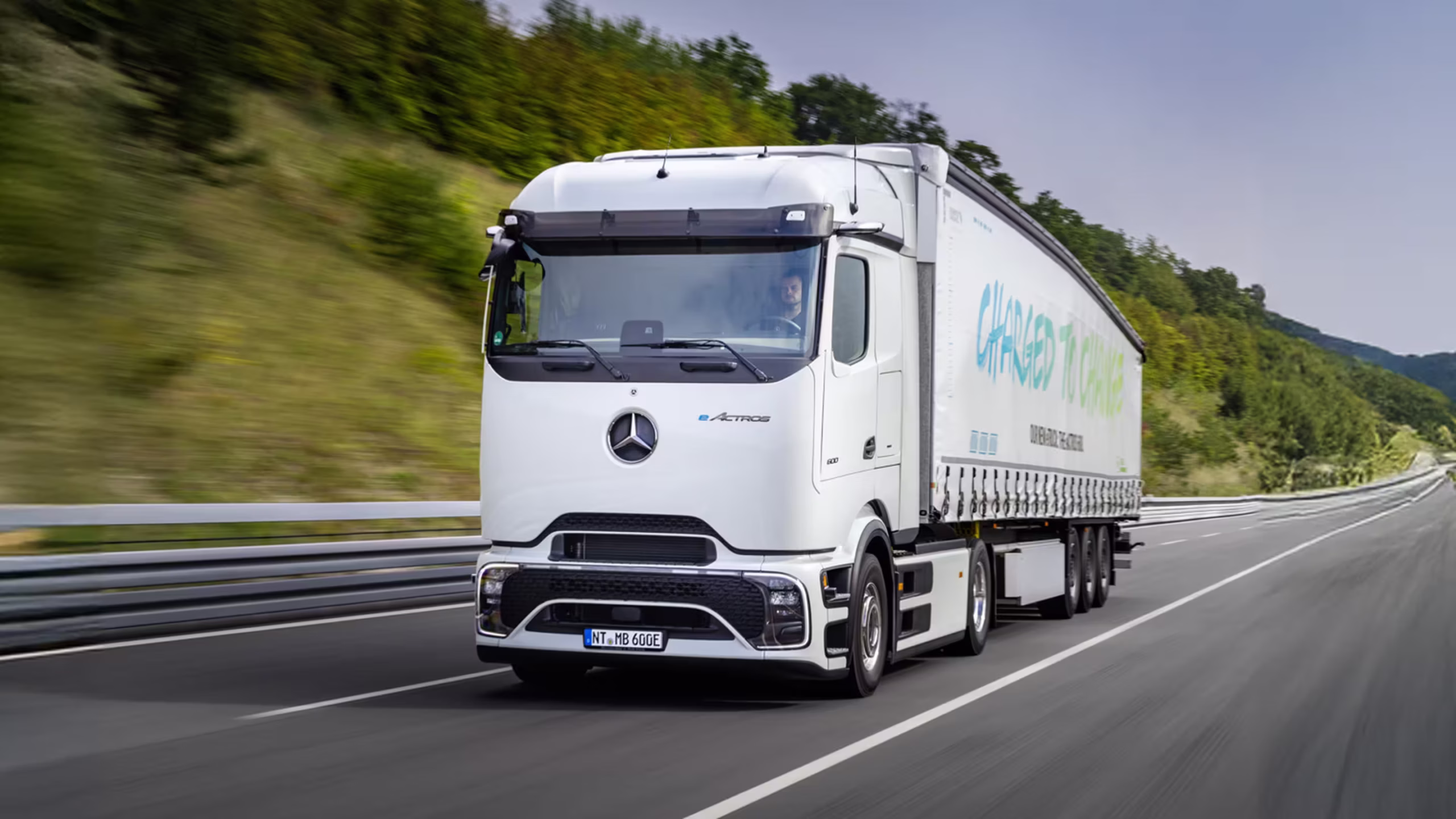 weißer Mercedes-Benz Truck fährt auf Landstraße