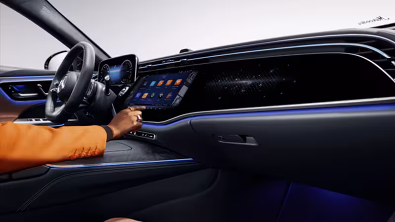 Mercedes-Benz Interior MBUX, H and bedient gerade