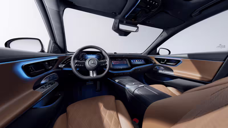 Mercedes-Benz Interior Blick auf MBUX, Lenkrad und Frontscheibe