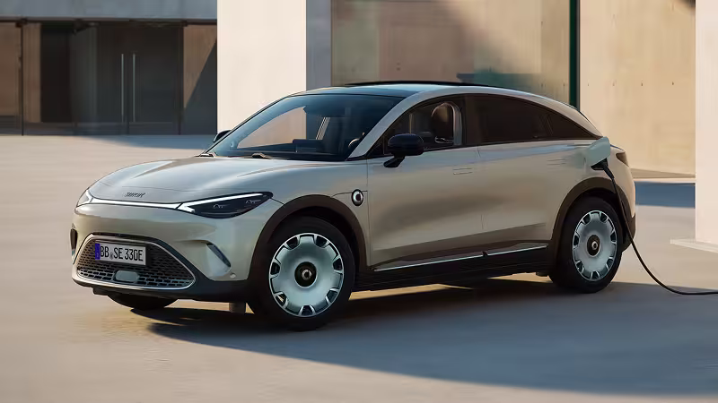 smart #3 silber steht vor Gebäude, wird elektrisch geladen