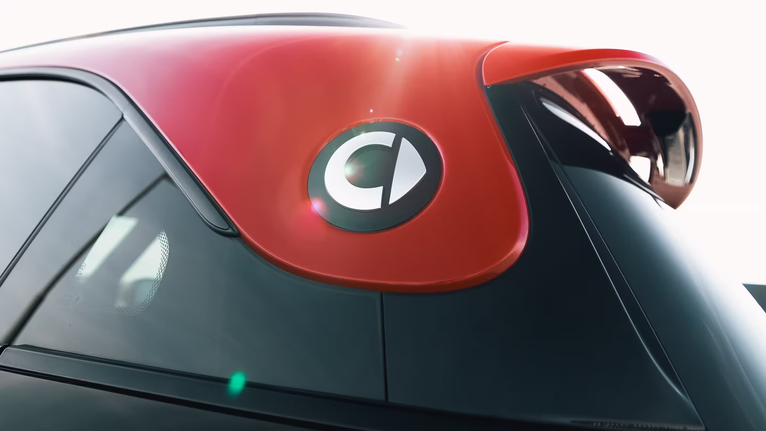 Smart Detailaufnahme Logo am Auto