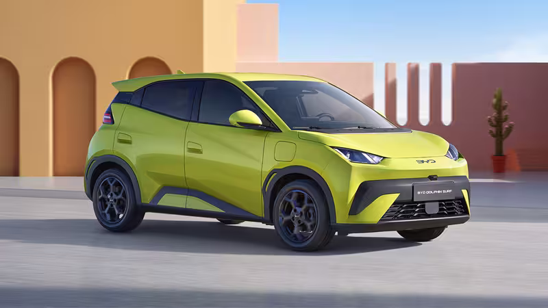 BYD Dolphin Surf in gelbgrün vor Gebäude