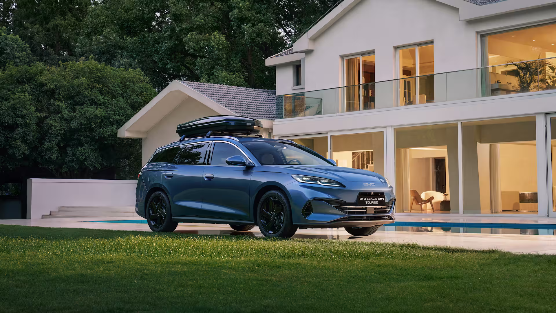 blauer BYD Seal 6 DM-i vor Haus