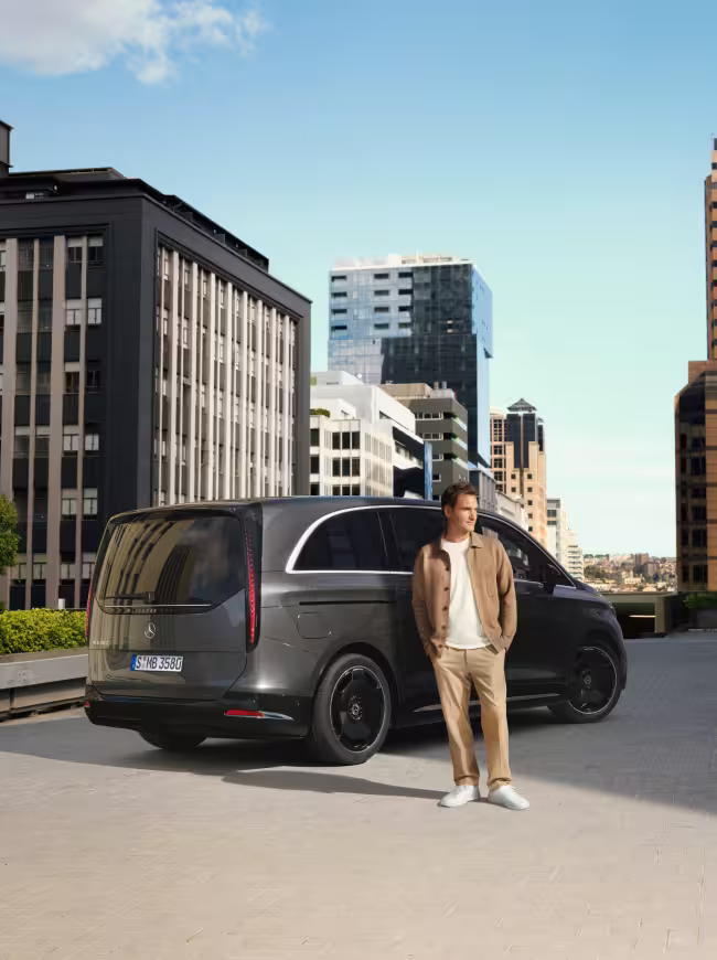 Mercedes Benz VLE 2026 - Mann steht vor dem VLE, auf der Straße in der Stadt