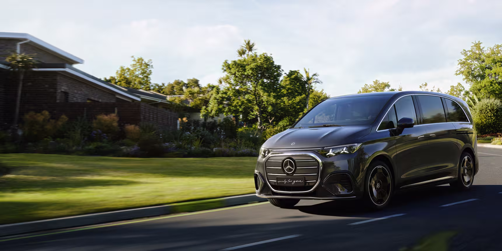 Der neue Mercedes-Benz VLE bei RIESS - VLE auf Landstraße bei Sonne