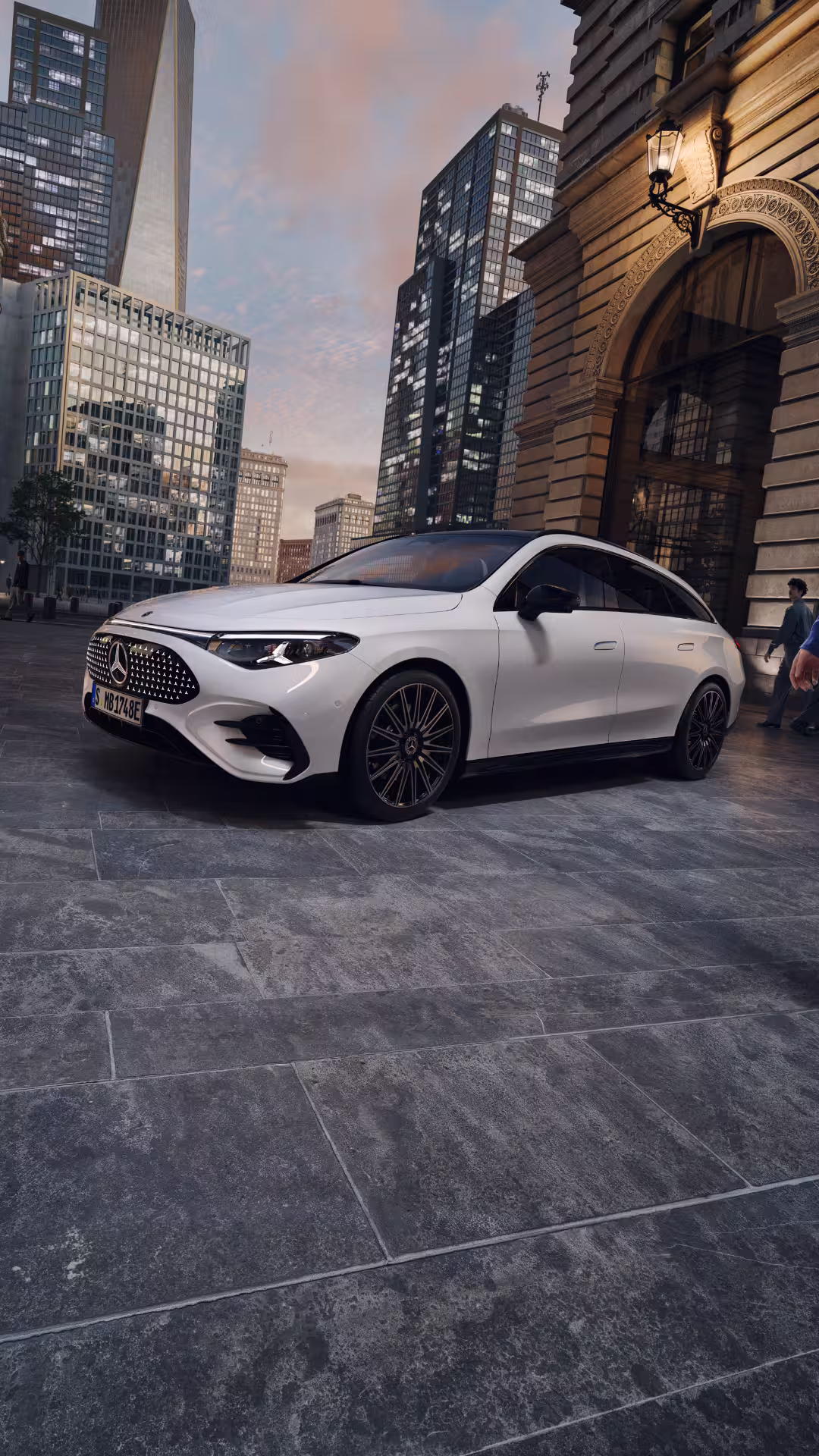 Mercedes-Benz CLA Shooting Brek in der Stadt vor Hochhäuser